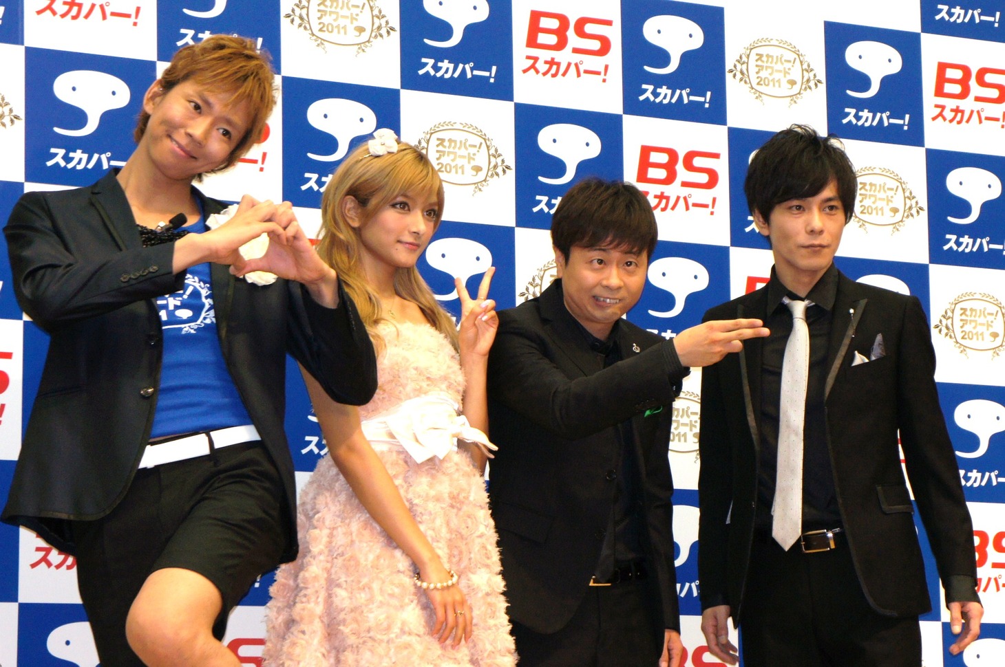 「スカパー！アワード2011」プレゼンターの楽しんご、ローラ、次長課長・河本、次長課長・井上（左から）。