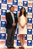 「スカパー！アワード2011」メイン司会の小倉智昭と杏（左から）。