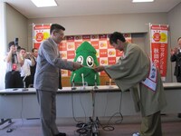 任命式の様子。(c)吉本興業