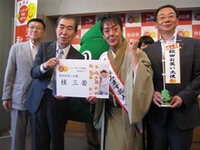 “秋田お笑い大使”に任命された「あなたの街に“住みます”プロジェクト」の秋田県担当芸人・桂三若。会見には師匠の桂三枝、佐竹敬久秋田県知事、穂積志秋田市長、さらに秋田県マスコット・スギッチが登場。(c)吉本興業