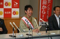 「秋田の各所に足を運んで、落語を聞いていただいて秋田を盛り上げて、そこから全国に秋田の良さをアピールしていく」と語った三若。(c)吉本興業