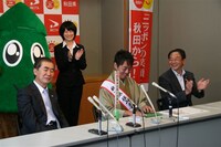 弟子の任命に対して「身に余る光栄、知事から立派な名刺をもらったので、県内、県外に配りまくって、すぐに追加をお願いしたい。芸人は恩返しをしないといけない。落語家として、笑いで秋田を喜ばせてアピールしてほしい」と語った三枝。(c)吉本興業