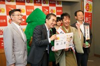 佐竹秋田県知事は「“ニッポンの笑顔を秋田から”という取り組みの中、この企画を聞いたので、いい企画だなと。どうかみなさんを元気づけてほしい。市とも連携して盛り上げていければと思っている」とコメント。(c)吉本興業