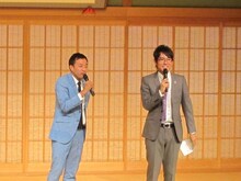 司会のナイツ。ナイツは同大会第2回の大賞を受賞。「僕らの頃は予選に8組しか出てなかった」と大会規模の拡大にビックリ。