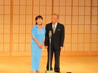 東京太・ゆめ子。ボケっとした亭主としっかりものの嫁のやりとりに年齢層が高めの会場は大爆笑。