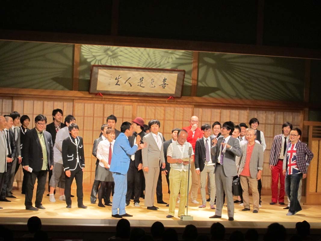 前々回でドラムロールを忘れ、前回受賞者の名前を間違えた大賞発表。今回はドラムロールの直後に決定の音楽が鳴り響くというハプニングに見舞われた。