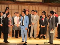 ナイツ土屋が段取りを間違えたため、賞状を手にした青空球児会長が立たされっぱなしに。