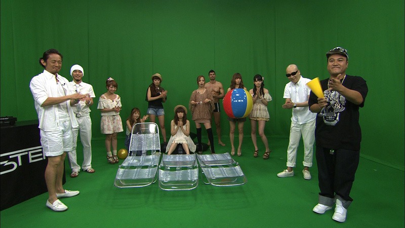 アンタッチャブル山崎（右端）、RHYMESTERと、矢口真里（左から3人目）ら「ザキ神っ！」レギュラー出演者。