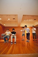 新幹線の乗客と見送り客が繰り広げるドラマに見ていた記者陣からも笑い声が。撮影・GOTO AKI