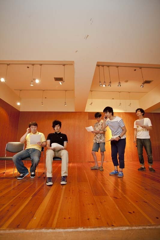 新幹線の乗客と見送り客が繰り広げるドラマに見ていた記者陣からも笑い声が。撮影・GOTO AKI