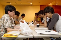 女王様役はギース尾関とモッカモッカ加藤が試しに読み合わせ。本番ではどちらが演じるのかお楽しみ。撮影・GOTO AKI