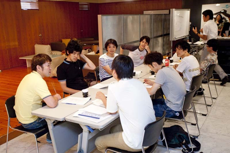 読み合わせの風景。SMクラブをテーマにしたネタだと聞いた出演者陣は向田に「ほんとに想像で書いたの？ 実体験じゃないの!?」とツッコミ。撮影・GOTO AKI