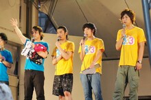 「キングオブコント」の会見で着たものなど、お笑い関連のTシャツ4枚を放出するジャングルポケット斉藤（左端）。