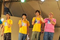 財布を放出するジューシーズ赤羽（右端）。