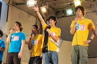 Tシャツを放出するパンサー向井（右から2人目）。