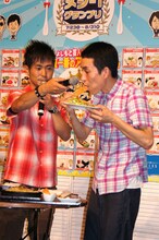 エビフライを試食するカラテカ矢部。