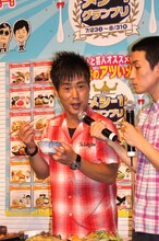 「和牛カルビ＆冷麺定食」を“マジ食い”するカラテカ入江。