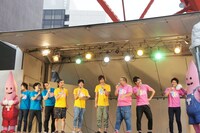 2011年7月開催の「333 トリオさん 」DVD発売記念イベントの様子。