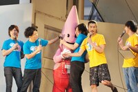 ノッポン（弟）と熱い抱擁を交わすジャングルポケット斉藤（中央）。