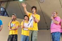 「最初はサンキュー、サンキュッキュ！」という独特の合図でじゃんけんを行ったパンサー尾形（中央）。サッカー日本代表ハーフパンツを放出した。