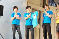 「こんな形で皆さんをふるいにかけるようなことはしたくない……」と執拗にためらいながらもTシャツを放出するジャングルポケット太田（中央）。