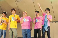 レディース用のカーディガンを放出するジューシーズ松橋（右端）。