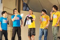 「LIVE STAND OSAKA」のTシャツを放出するパンサー菅（中央）。