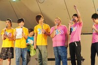 普段使っているという筆箱を放出するジューシーズ児玉（右から2人目）。