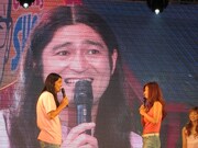 ハイキングウォーキングQ太郎と次原かな。2人のツーショットを見た品川は「髪の長さ一緒!」とツッコミ。