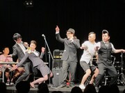 現役CAのみへんみゆき。「サンキュー」の決めポーズが得意ということで全員で披露。日本語、英語、韓国語で機内アナウンスができるということでやってもらうと、まさかの大オチに全員腰が砕けた。