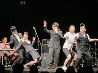 現役CAのみへんみゆき。「サンキュー」の決めポーズが得意ということで全員で披露。日本語、英語、韓国語で機内アナウンスができるということでやってもらうと、まさかの大オチに全員腰が砕けた。