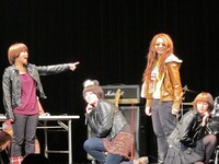 ミクロクラッシュ。下手の2人はきゃりーぱみゅぱみゅと同級生で、ユニットを組んでいたこともあるそう。ネタではタイガー役のクオリティの低さにタイガーが「革ジャン間違えてない？ タイガー福田なめんなよ！」というツッコミを入れる場面も。