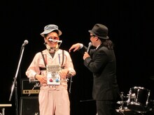 高橋工房。「憧れのタイガーさんになれる機械」でサングラスと髭を装着。アピールをしていたはずだったが、「続いてご紹介する商品は」と、途中からしっかり発明品をアピール。