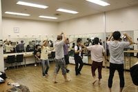 WEST SIDE「WEST LOVE SHINE」の稽古をするメンバーたち。(c)吉本興業。