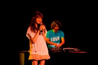 トリンドル玲奈とROCKETMANことふかわりょう（左から）。