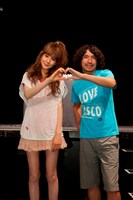 7月20日に東京・表参道GROUNDにて行われた「LOVE DISCOリリースパーティー」で共演したトリンドル玲奈とROCKETMANことふかわりょう（左から）。