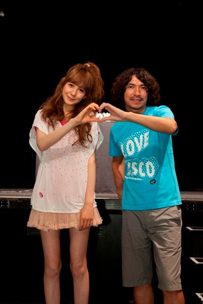 7月20日に東京・表参道GROUNDにて行われた「LOVE DISCOリリースパーティー」で共演したトリンドル玲奈とROCKETMANことふかわりょう（左から）。