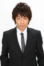 生放送のクイズバラエティ「YOU vs.7」でMCを務めるロンドンブーツ1号2号・田村淳。