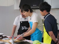 藤原の手つきを見守る井本も木村のダメ出しに戦々恐々。