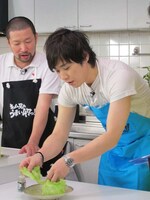 鶏の唐揚げに挑戦する藤原。慣れた手つきながら、木村から見ると気になる点が多々ある様子。