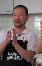 木村祐一。その幅広い知識で、調理中にも料理や食材についてわかりやすく説明。