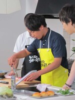 初めて包丁を使う井本。肉を切る感触にビックリ。