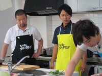 井本がハンバーガーを作っている間に皿の盛りつけを任された藤原。果たして藤原のセンスは。