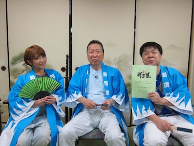 「笑う新選組」のMCを務める石倉三郎（中央）、矢口真里（左）、コント山口君と竹田君・山口（右）。通常はエレキコミック今立も出演している。