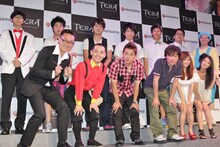 PC用オンラインゲーム「TERA:The Exiled Realm of Arborea」のPRイベントに登場したスピードワゴン（前列中央）ら。7組の芸人たちは8月に1組ずつ、それぞれ10時間のUstream生配信に挑戦する。