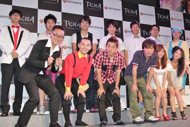 PC用オンラインゲーム「TERA:The Exiled Realm of Arborea」のPRイベントに登場したスピードワゴン（前列中央）ら。7組の芸人たちは8月に1組ずつ、それぞれ10時間のUstream生配信に挑戦する。
