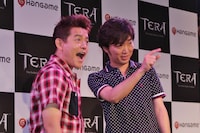 「甘ーい！」を繰り出すスピードワゴン井戸田と小沢（左から）。