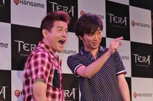 「甘ーい！」を繰り出すスピードワゴン井戸田と小沢（左から）。