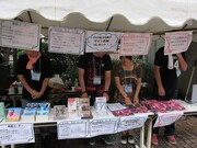 会場に並んだマセキ芸人グッズやDVD。暑さ対策に無料でうちわも配られた。