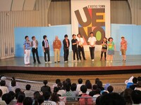 ニッチェのみならず、青春ダーツ、三四郎も歌を披露。